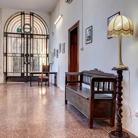 Pensión Calamai By The River